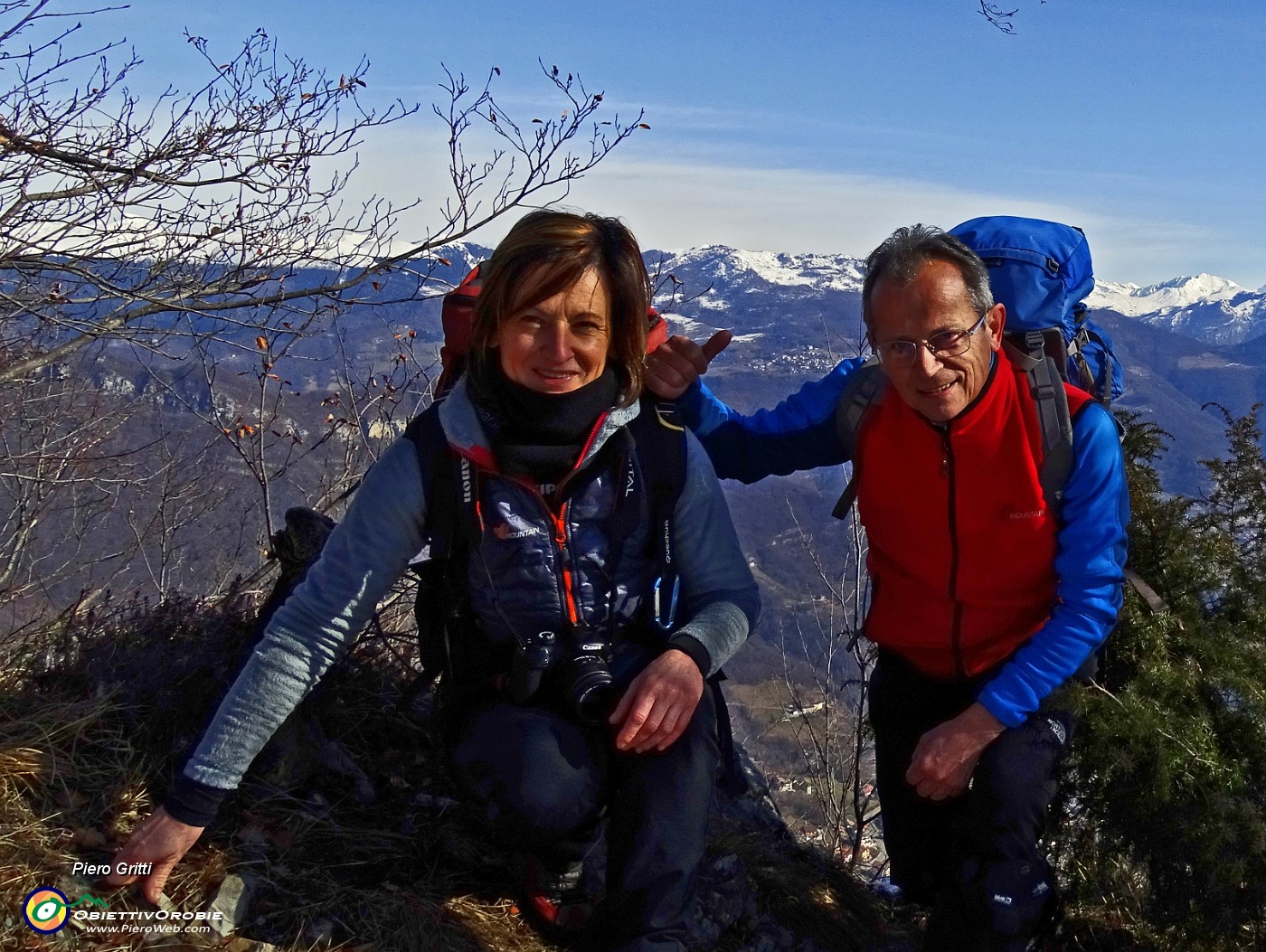 29 Da sfondo i monti della Valle Imagna e Brembilla.JPG -                                